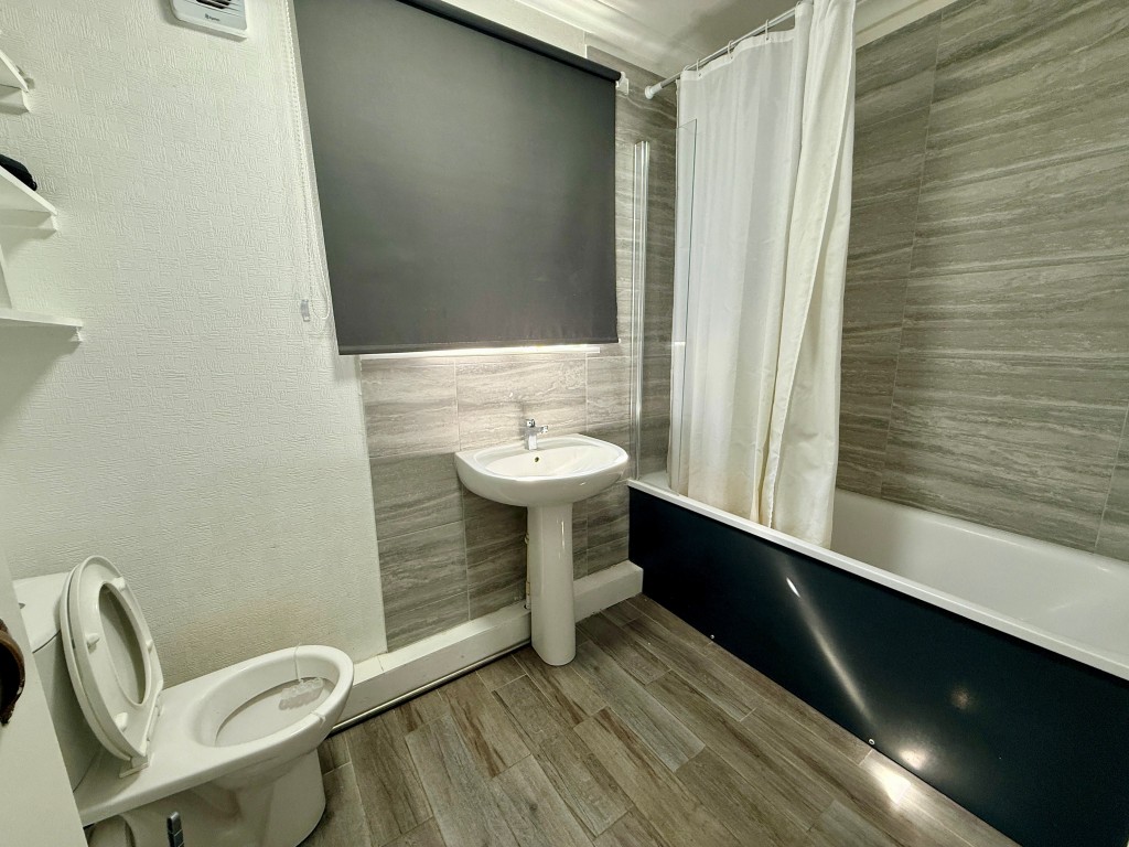 Lot: 43 - HOUSE OF MULTIPLE OCCUPANCY FOR INVESTMENT - Upstairs bathroom two